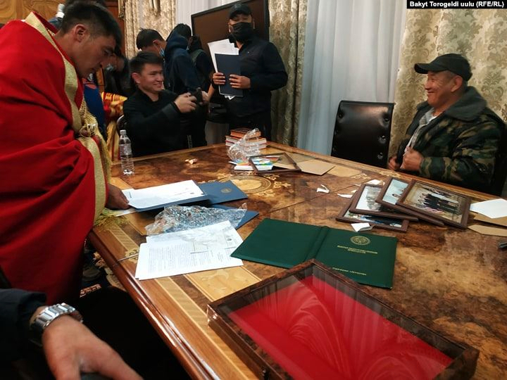 Протестувальники в Киргизстані захопили урядові будівлі і визволили з СІЗО екс-президента Протестувальники в Киргизстані захопили урядові будівлі і визволили з СІЗО екс-президента