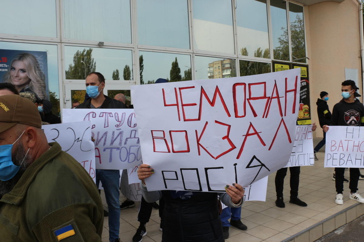 У Миколаєві через протести скасували зустріч Медведчука з виборцями У Миколаєві через протести скасували зустріч Медведчука з виборцями