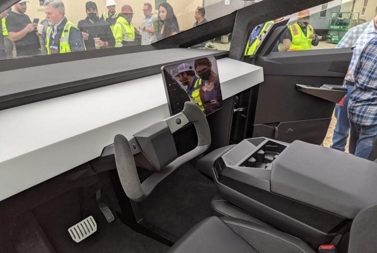 Ілон Маск продемонстрував Tesla Cybertruck на Gigafactory в Техасі Ілон Маск продемонстрував Tesla Cybertruck на Gigafactory в Техасі