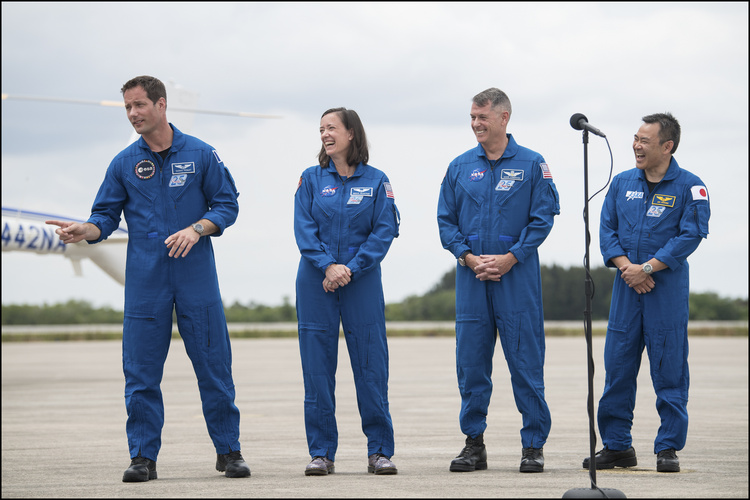 Корабель Crew Dragon з чотирма астронавтами на борту пристикувався до МКС Корабель Crew Dragon з чотирма астронавтами на борту пристикувався до МКС