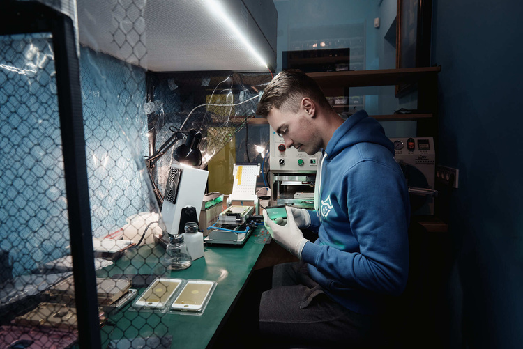 Основатель ICOOLA.UA: «При производстве одного нового смартфона в природу выбрасывается около 100 кг отходов» Основатель ICOOLA.UA: «При производстве одного нового смартфона в природу выбрасывается около 100 кг отходов»