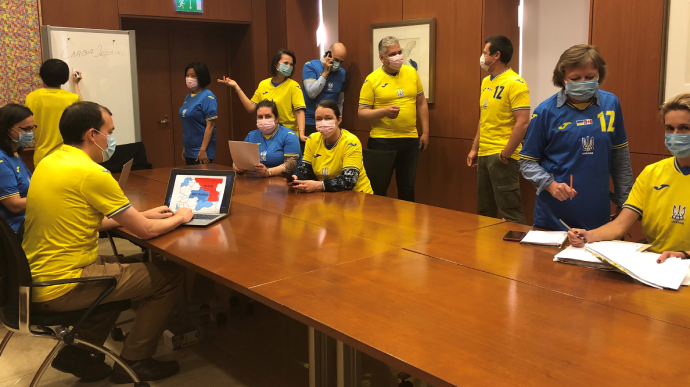 Акценти тижня: політика на футбольному полі, американо-російський нестійкий компроміс та сировинні протиріччя «зеленої» енергетики Акценти тижня: політика на футбольному полі, американо-російський нестійкий компроміс та сировинні протиріччя «зеленої» енергетики