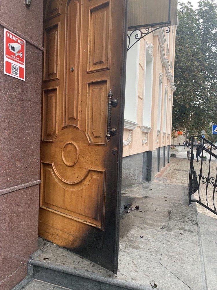У Києві невідомий кинув коктейль Молотова в офіс омбудсмена Денісової У Києві невідомий кинув коктейль Молотова в офіс омбудсмена Денісової