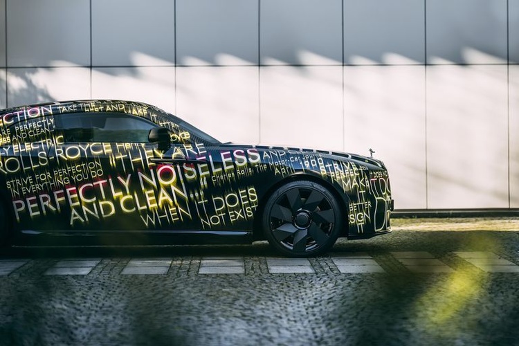 Rolls-Royce показала захований в камуфляж концепт свого першого електромобіля Spectre Rolls-Royce показала захований в камуфляж концепт свого першого електромобіля Spectre