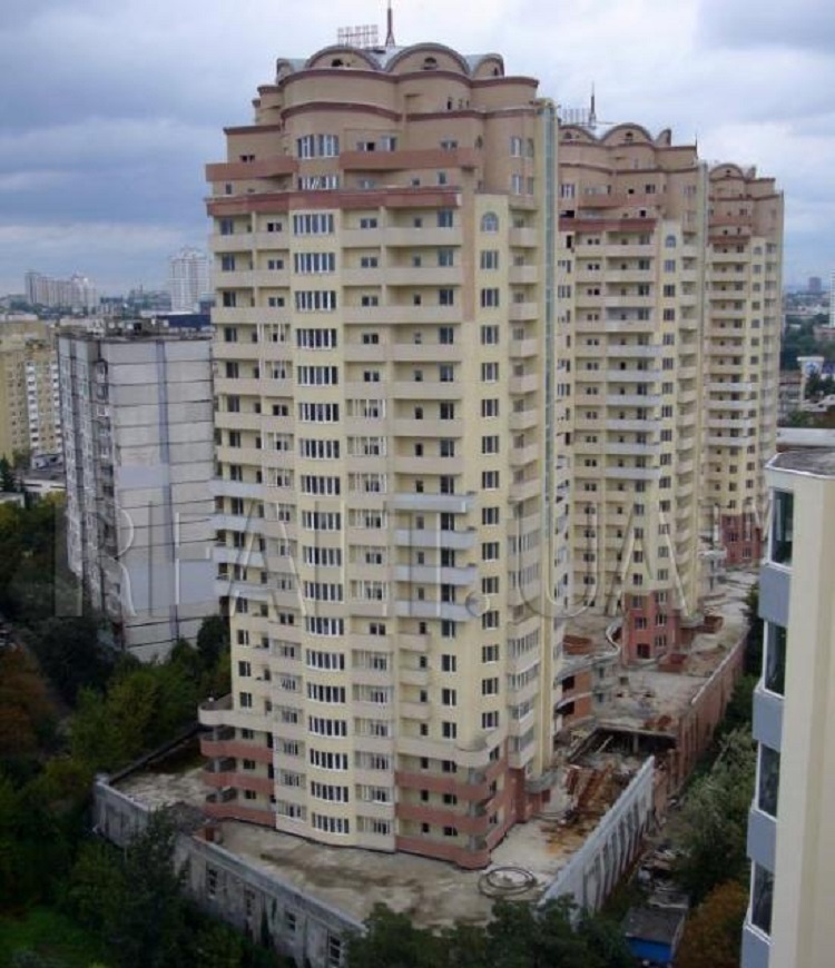 Сага про «Три богатирі»: як незавершені ЖК залишаються недобудовами Сага про «Три богатирі»: як незавершені ЖК залишаються недобудовами