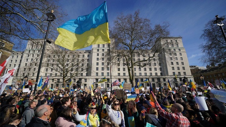 У містах Європи і всього світу люди вийшли з протестами проти вторгнення Росії в Україну – Politico У містах Європи і всього світу люди вийшли з протестами проти вторгнення Росії в Україну – Politico