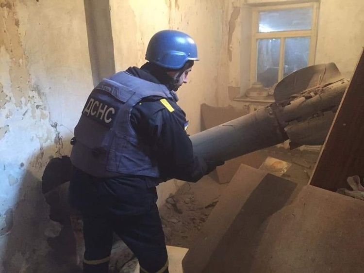 У Миколаєві продовжують ліквідувати наслідки артилерійських обстрілів У Миколаєві продовжують ліквідувати наслідки артилерійських обстрілів