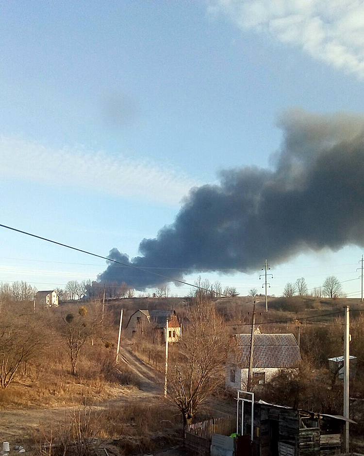 У Василькові після авіаудару горить нафтобаза. У Василькові після авіаудару горить нафтобаза.