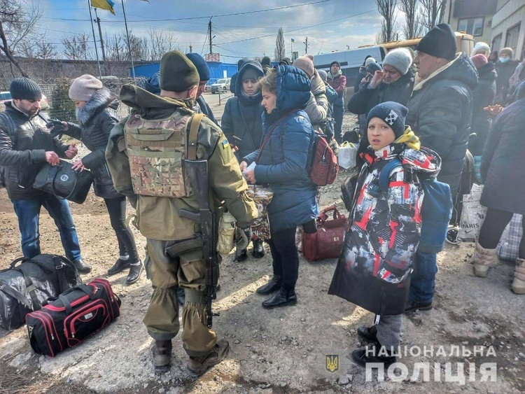 Сьогодні з Донеччини у безпечні місця евакуювали понад 200 людей Сьогодні з Донеччини у безпечні місця евакуювали понад 200 людей