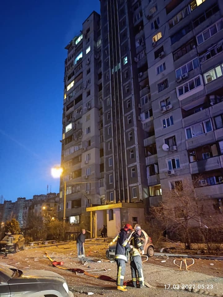 У Києві уламки збитої ракети впали на житловий будинок У Києві уламки збитої ракети впали на житловий будинок