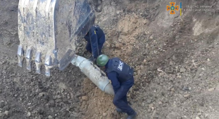В Одеській області рятувальники знищили фугасну авіабомбу ОФАБ-500 В Одеській області рятувальники знищили фугасну авіабомбу ОФАБ-500