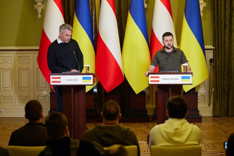 Візит до Києва канцлера Австрії: країна підтримає введення нафтового ембарго щодо агресора Візит до Києва канцлера Австрії: країна підтримає введення нафтового ембарго щодо агресора