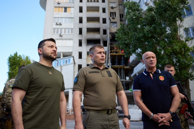 Зеленський відвідав Миколаїв та Одесу – оглянув опорні пункти Нацгвардії і розбомблені будинки Зеленський відвідав Миколаїв та Одесу – оглянув опорні пункти Нацгвардії і розбомблені будинки