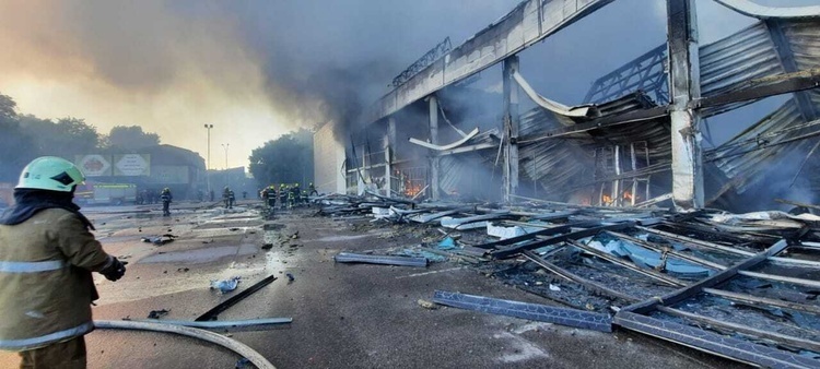 Оккупанты ударили по ТРЦ в Кременчуге, где находились более тысячи человек Оккупанты ударили по ТРЦ в Кременчуге, где находились более тысячи человек