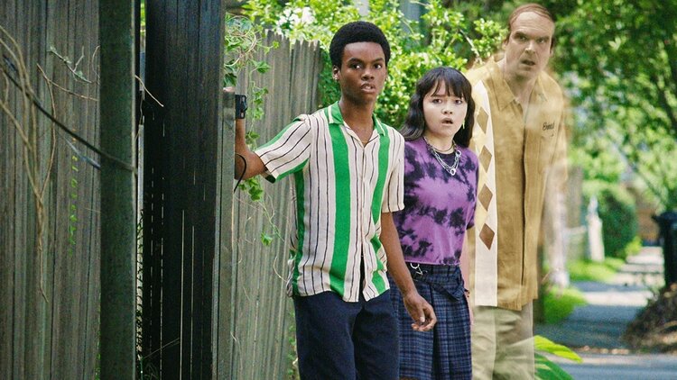 Прем’єри тижня на Netflix: британський психологічний трилер «Приблуди» та сімейне кіно «У нас є привид» Прем’єри тижня на Netflix: британський психологічний трилер «Приблуди» та сімейне кіно «У нас є привид»
