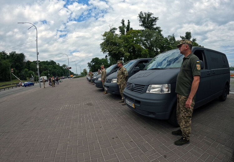 MK Foundation за сприяння Генштабу передав ще 10 автівок для ЗСУ MK Foundation за сприяння Генштабу передав ще 10 автівок для ЗСУ