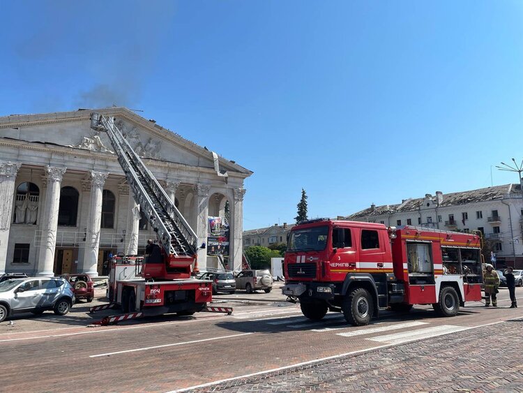 ОНОВЛЕНО: Росіяни вдарили ракетою по центру Чернігова ОНОВЛЕНО: Росіяни вдарили ракетою по центру Чернігова