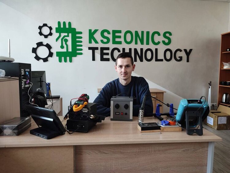 Від пауербанків до дрон-детекторів і «пташок» для ЗСУ: як Kseonics Technology облаштувала виробництво та звідки бере комплектуючі Від пауербанків до дрон-детекторів і «пташок» для ЗСУ: як Kseonics Technology облаштувала виробництво та звідки бере комплектуючі