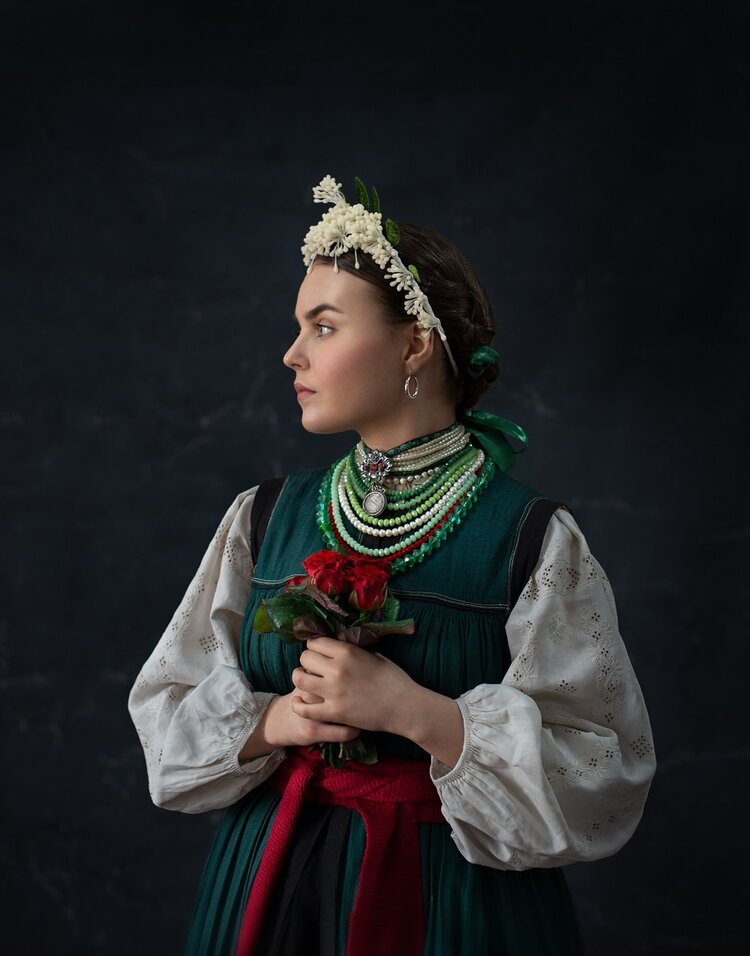 Видано першу фотокнигу традиційного українського вбрання Видано першу фотокнигу традиційного українського вбрання