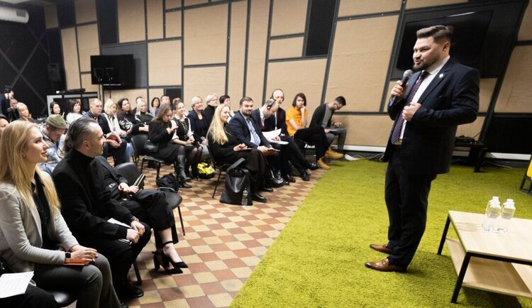 Торік U-LEAD та благодійний фонд «Сміливі» відновили 12 шкіл Торік U-LEAD та благодійний фонд «Сміливі» відновили 12 шкіл