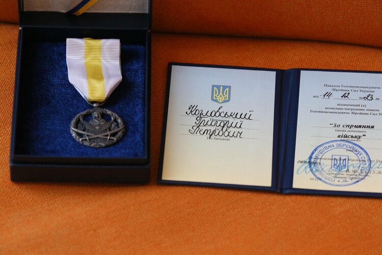 Григорій Козловський отримав відзнаку «За сприяння ЗСУ» і бойову сокиру гуцулів Григорій Козловський отримав відзнаку «За сприяння ЗСУ» і бойову сокиру гуцулів