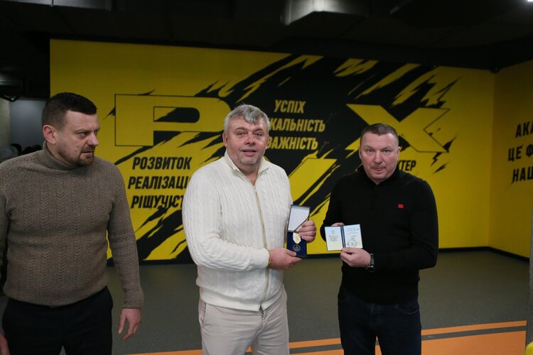 Григорій Козловський отримав відзнаку «За сприяння ЗСУ» і бойову сокиру гуцулів Григорій Козловський отримав відзнаку «За сприяння ЗСУ» і бойову сокиру гуцулів