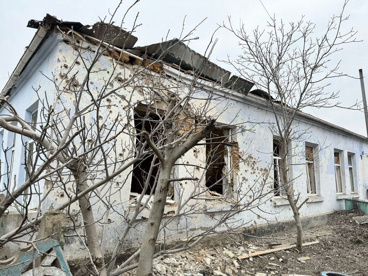 Уночі росіяни обстріляли 3 освітні заклади на Херсонщині Уночі росіяни обстріляли 3 освітні заклади на Херсонщині