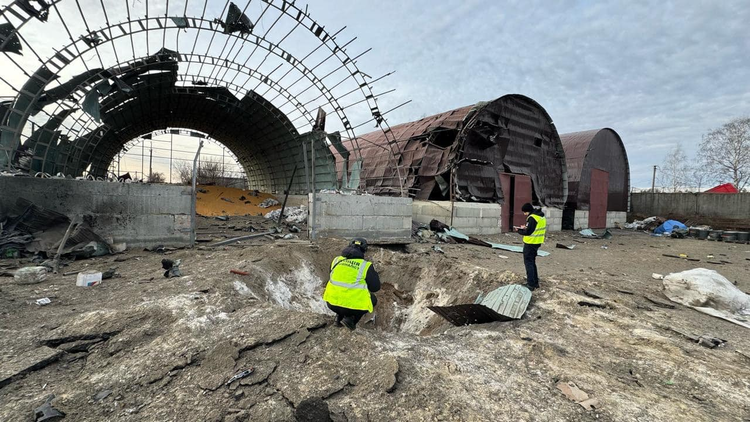 росіяни вдарили ракетами С-300 по зерносховищу на Харківщині росіяни вдарили ракетами С-300 по зерносховищу на Харківщині