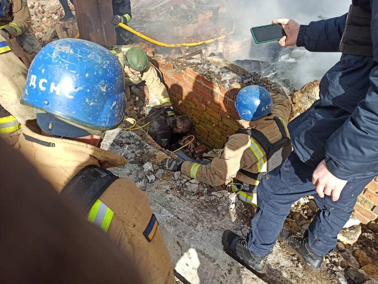 Ворог вдарив по Сумщині, коли слідчі приїхали документувати наслідки попереднього прильоту – МВС Ворог вдарив по Сумщині, коли слідчі приїхали документувати наслідки попереднього прильоту – МВС
