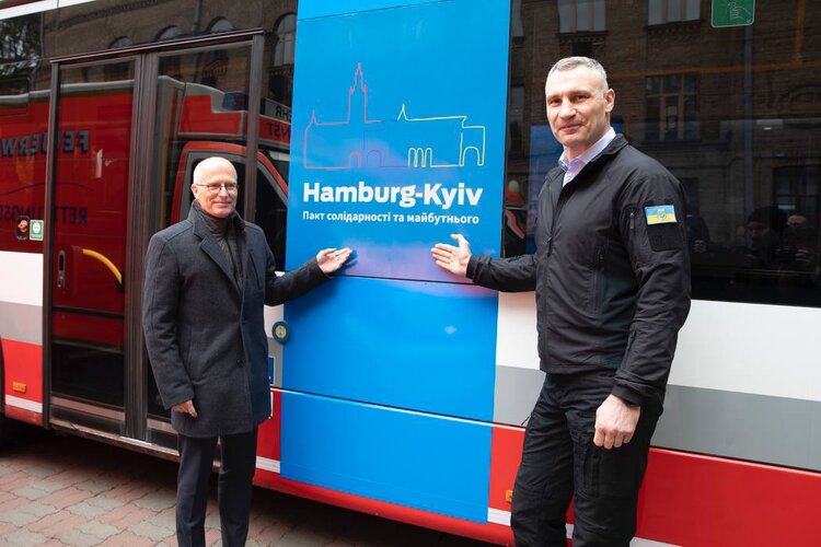 Гамбург передав Києві 3 міських пасажирських автобуси та 3 сучасних карети швидкої допомоги – Кличко Гамбург передав Києві 3 міських пасажирських автобуси та 3 сучасних карети швидкої допомоги – Кличко