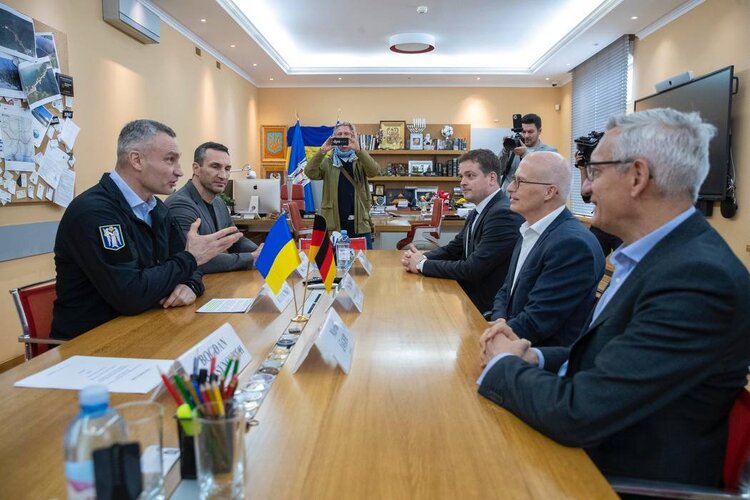 Гамбург передав Києві 3 міських пасажирських автобуси та 3 сучасних карети швидкої допомоги – Кличко Гамбург передав Києві 3 міських пасажирських автобуси та 3 сучасних карети швидкої допомоги – Кличко