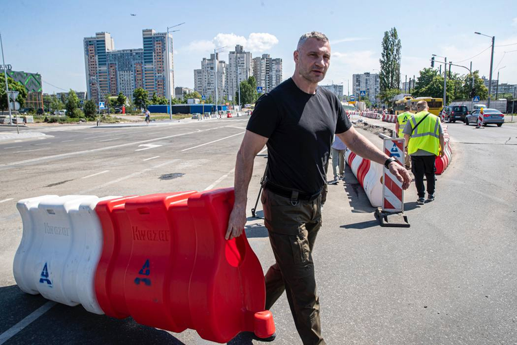 У Києві відкрили рух новим шляхопроводом У Києві відкрили рух новим шляхопроводом