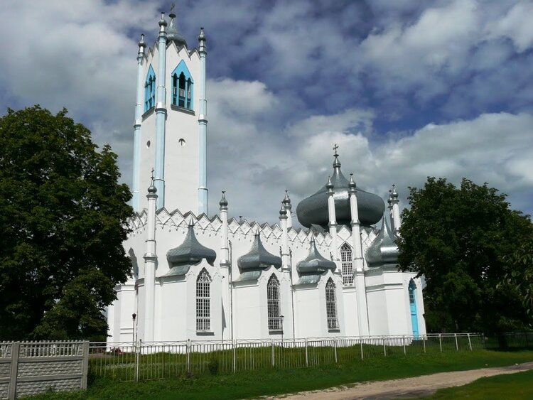 Мандрівка у Черкаську область: ворота у Київську Русь – село Мошни, мавританська церква Джорджо Торічеллі та готельний комплекс з басейном, броварнею та стейками з бичків породи Black Angus Мандрівка у Черкаську область: ворота у Київську Русь – село Мошни, мавританська церква Джорджо Торічеллі та готельний комплекс з басейном, броварнею та стейками з бичків породи Black Angus