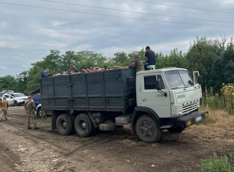 Прикордонники затримали КАМАЗ «під верх забитий» чоловіками – ДПСУ Прикордонники затримали КАМАЗ «під верх забитий» чоловіками – ДПСУ