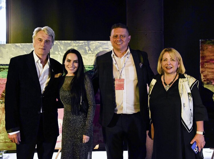 Виставка «Конрасти» – арт-складова Mind Invest Summit 2024 Виставка «Конрасти» – арт-складова Mind Invest Summit 2024