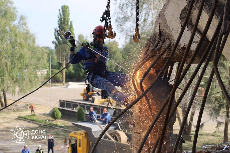 Ракетний удар по інституту в Полтаві: кількість загиблих зросла до 54 осіб Ракетний удар по інституту в Полтаві: кількість загиблих зросла до 54 осіб