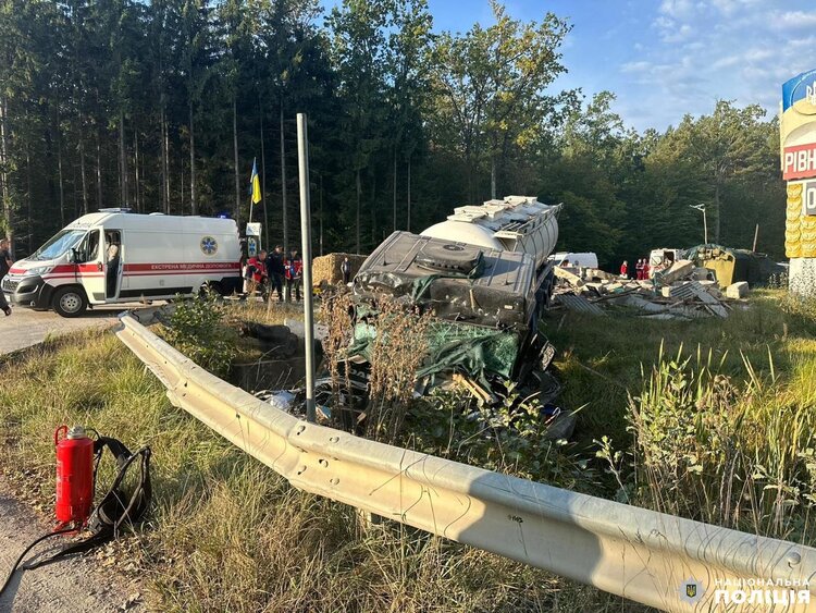 На Рівненщині вантажівка з газом врізалась у блокпост: загинув поліцейський На Рівненщині вантажівка з газом врізалась у блокпост: загинув поліцейський