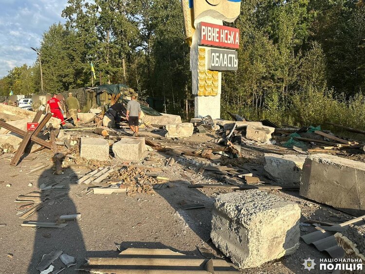 На Рівненщині вантажівка з газом врізалась у блокпост: загинув поліцейський На Рівненщині вантажівка з газом врізалась у блокпост: загинув поліцейський