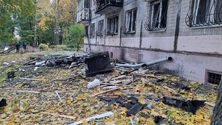 Нічна атака БпЛА на Київ: є влучання у багатоповерхівку та дитсадок Нічна атака БпЛА на Київ: є влучання у багатоповерхівку та дитсадок