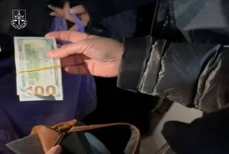 Посадовицю центральної МСЕК викрили на хабарництві Посадовицю центральної МСЕК викрили на хабарництві
