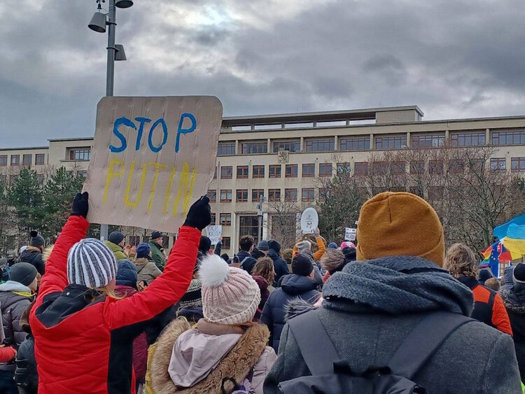 «Зрадник!» – у Братиславі словаки вийшли на акцію протесту проти поїздки Фіцо до путіна «Зрадник!» – у Братиславі словаки вийшли на акцію протесту проти поїздки Фіцо до путіна