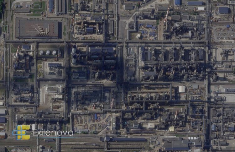 Супутники показали наслідки удару по Московському НПЗ: пошкоджено ключові установки і стало відомо, де «кришка» Супутники показали наслідки удару по Московському НПЗ: пошкоджено ключові установки і стало відомо, де «кришка»