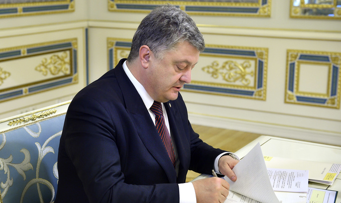 Порошенко ввів санкції проти російських банків і заборонив сполучення з ОРДЛО Порошенко ввів санкції проти російських банків і заборонив сполучення з ОРДЛО