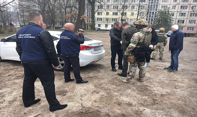 Нацполіція затримала головного ревізора-інспектора ДФС Нацполіція затримала головного ревізора-інспектора ДФС