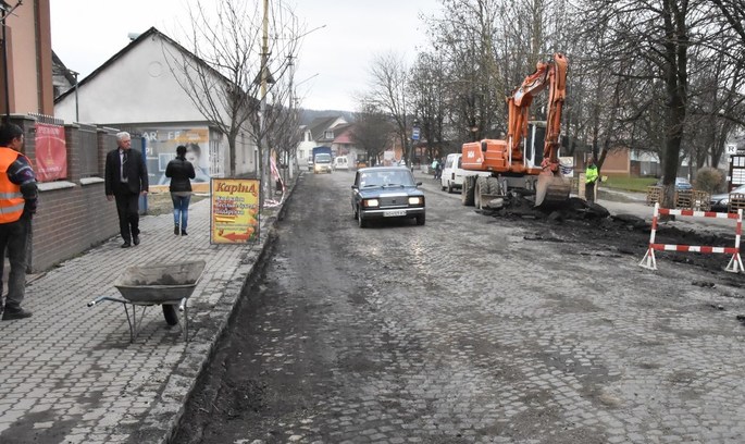 Фото: Іршавська міська рада Ноу-хау на Закарпатті: замість асфальту – дорога з минулого тисячоліття