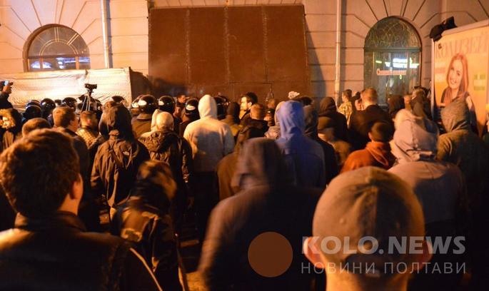 У Полтаві триває кривава сутичка між активістами і забудовниками (ВІДЕО) У Полтаві триває кривава сутичка між активістами і забудовниками (ВІДЕО)