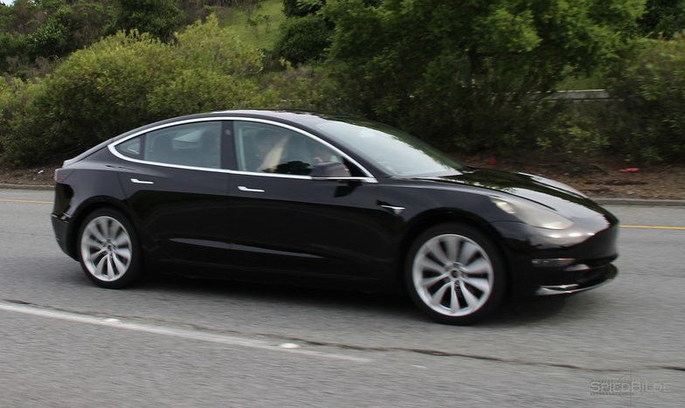 Tesla Model 3 Папарацці «спіймали» Tesla Model 3 під час тест-драйву