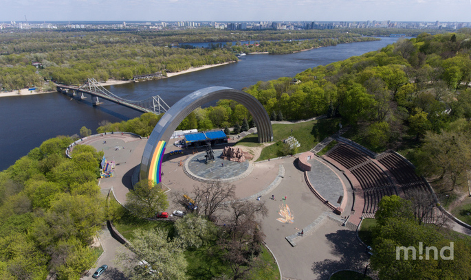 У Києві розфарбовують Арку Дружби народів У Києві розфарбовують Арку Дружби народів