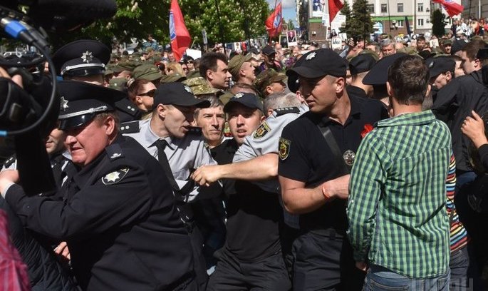 У Запоріжжі – сутички між проукраїнськими та прорадянськими активістами У Запоріжжі – сутички між проукраїнськими та прорадянськими активістами