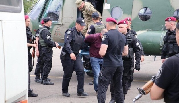 фото mvs.gov.ua Податківців, яких затримали в регіонах, звозять у Генпрокуратуру на допити